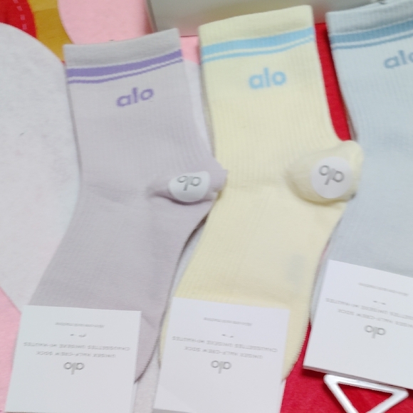 New ALO Yoga Women's Pastel Crew Socks Set (5) - Picture 2 of 11